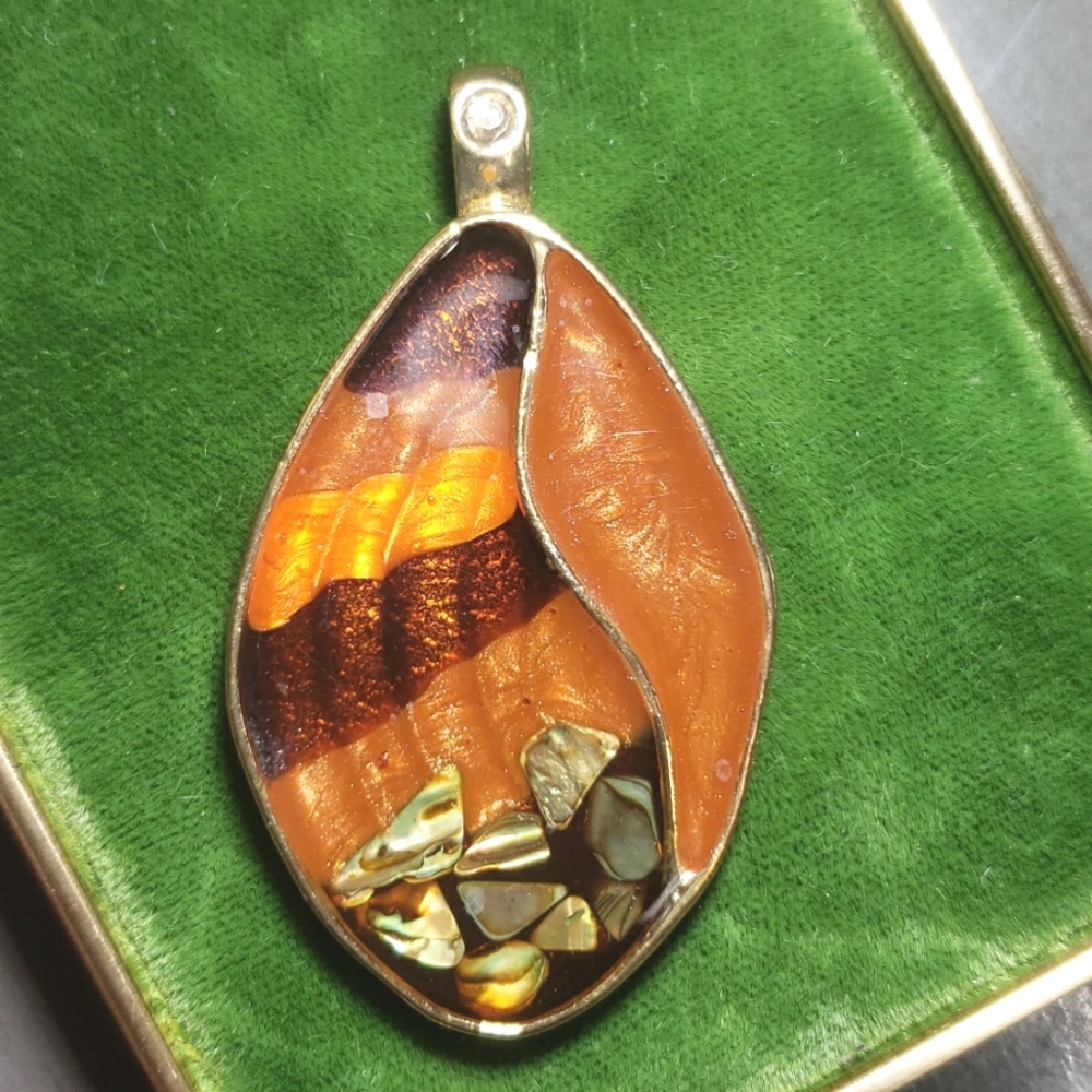 LUCITE ABOLONE SHELL ENAMEL HIGH QUALITY VINTAGE PENDANT - Picture 2 of 5